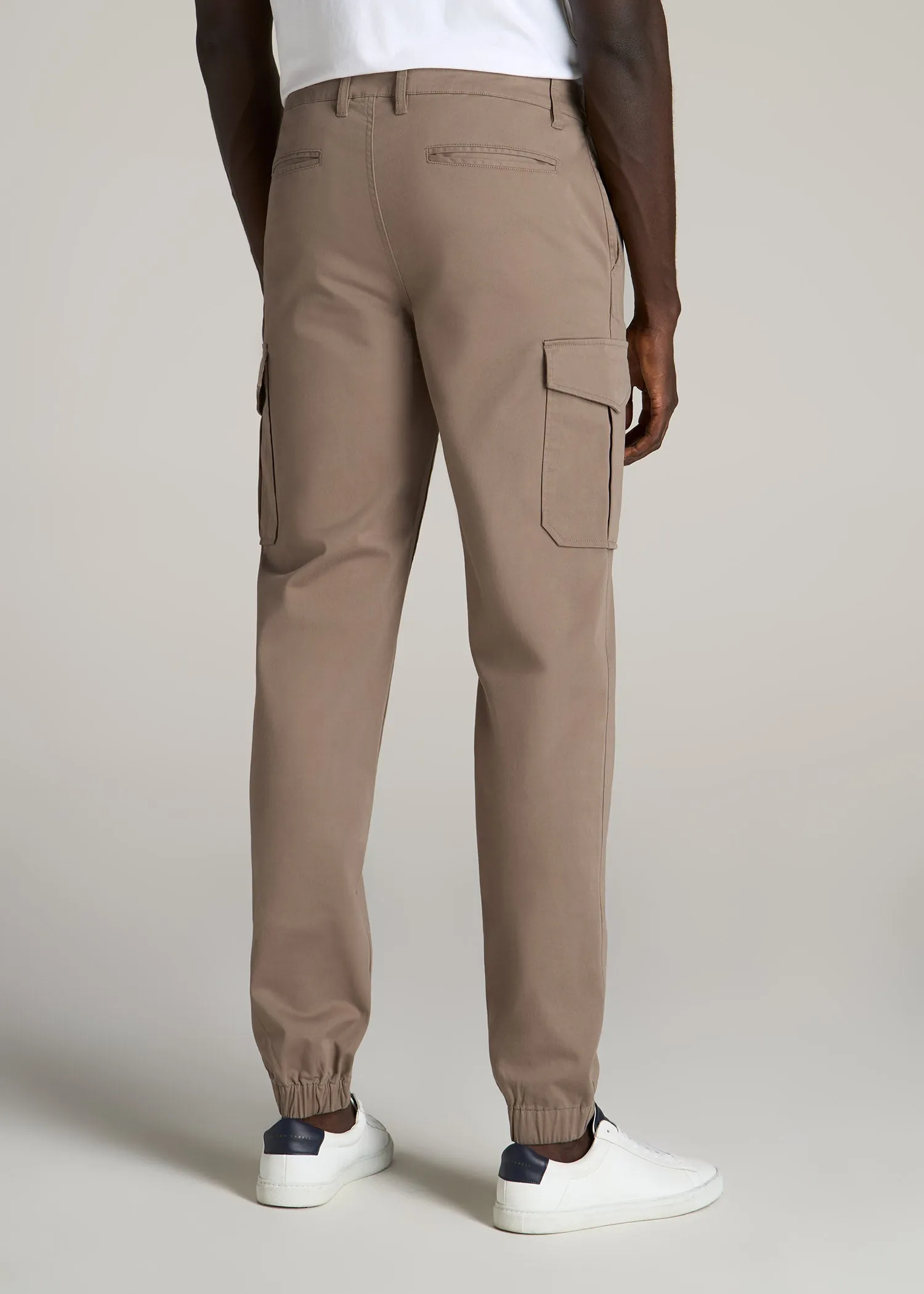 TAPERED-FIT Stretch Cotton Cargo Jogger Pants for Tall Men in Dark Sand
